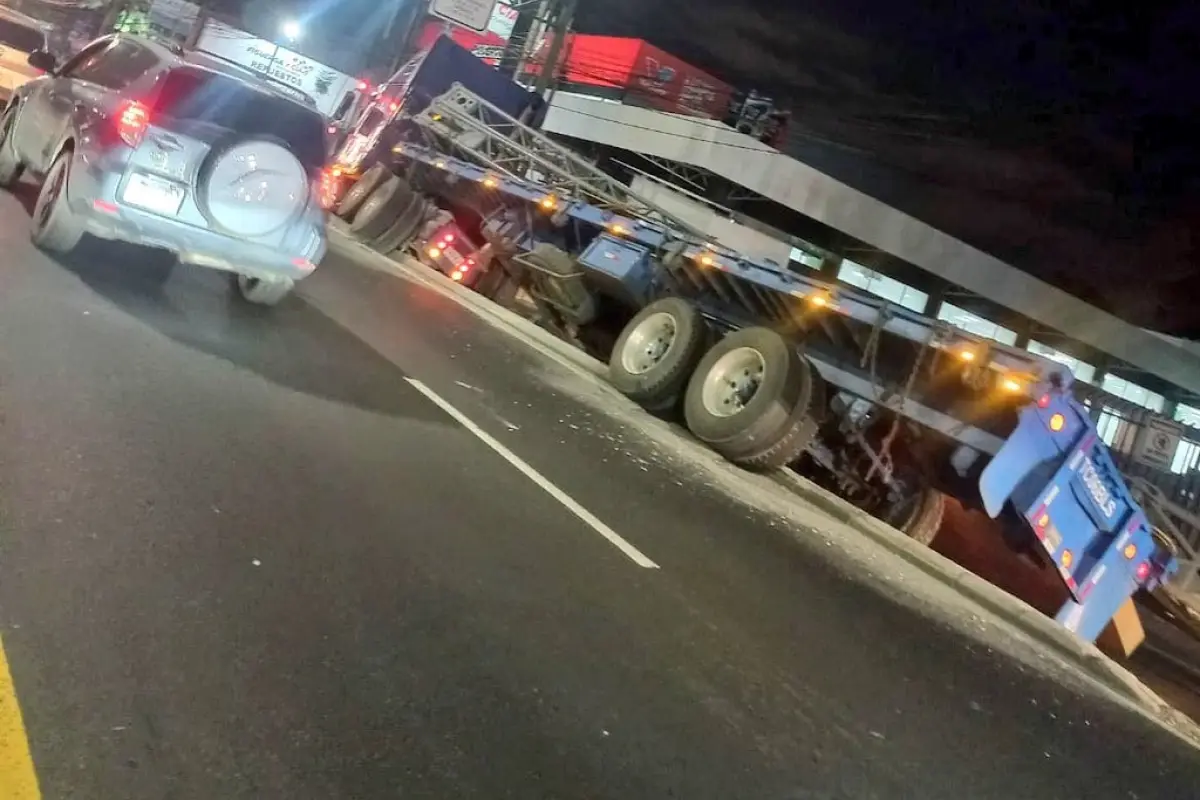 La unidad se empotró en un carril auxiliar de la Calzada Aguilar Batres. Foto; Dalia Santos.