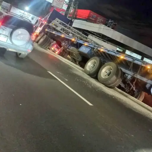 La unidad se empotró en un carril auxiliar de la Calzada Aguilar Batres. Foto; Dalia Santos.