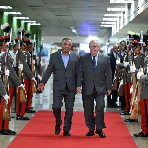 El primer ministro John Briceño, sin corbata, fue recibido en el Aeropuerto Internacional La Aurora. 