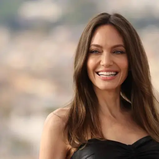 Angelina Jolie ,