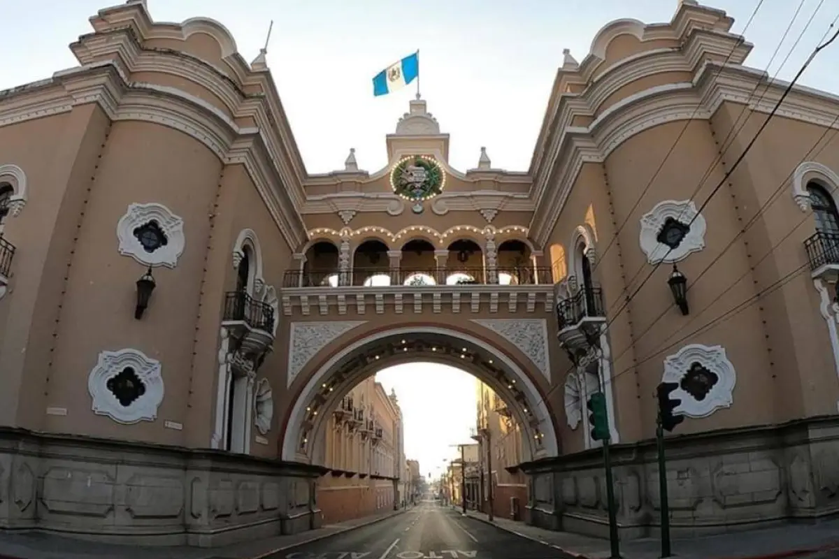 estudiante-clama-por-escuela-arte-edificio-correos.webp, 