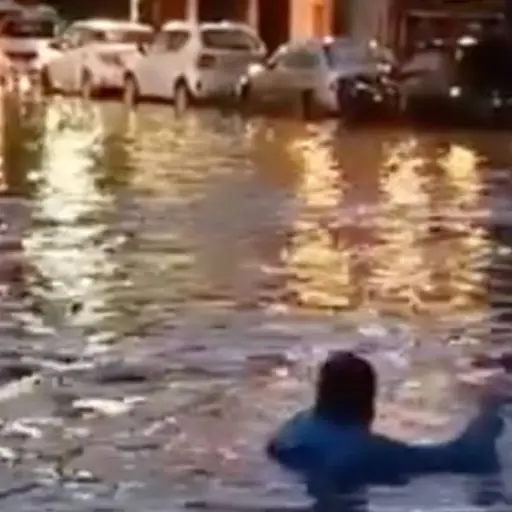 hombre-nada-entre-aguas-negras-colapso-drenaje ,