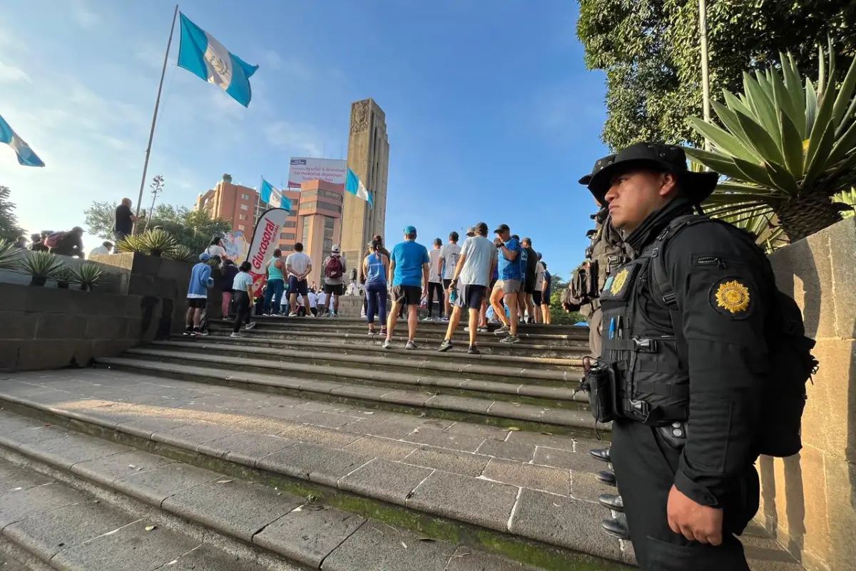 La PNC informó que sus agentes permanecen en El Obelisco en calidad de prevención. Foto: PNC.