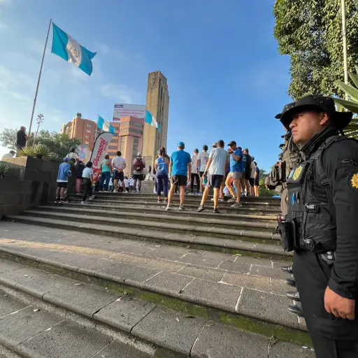 La PNC informó que sus agentes permanecen en El Obelisco en calidad de prevención. Foto: PNC.