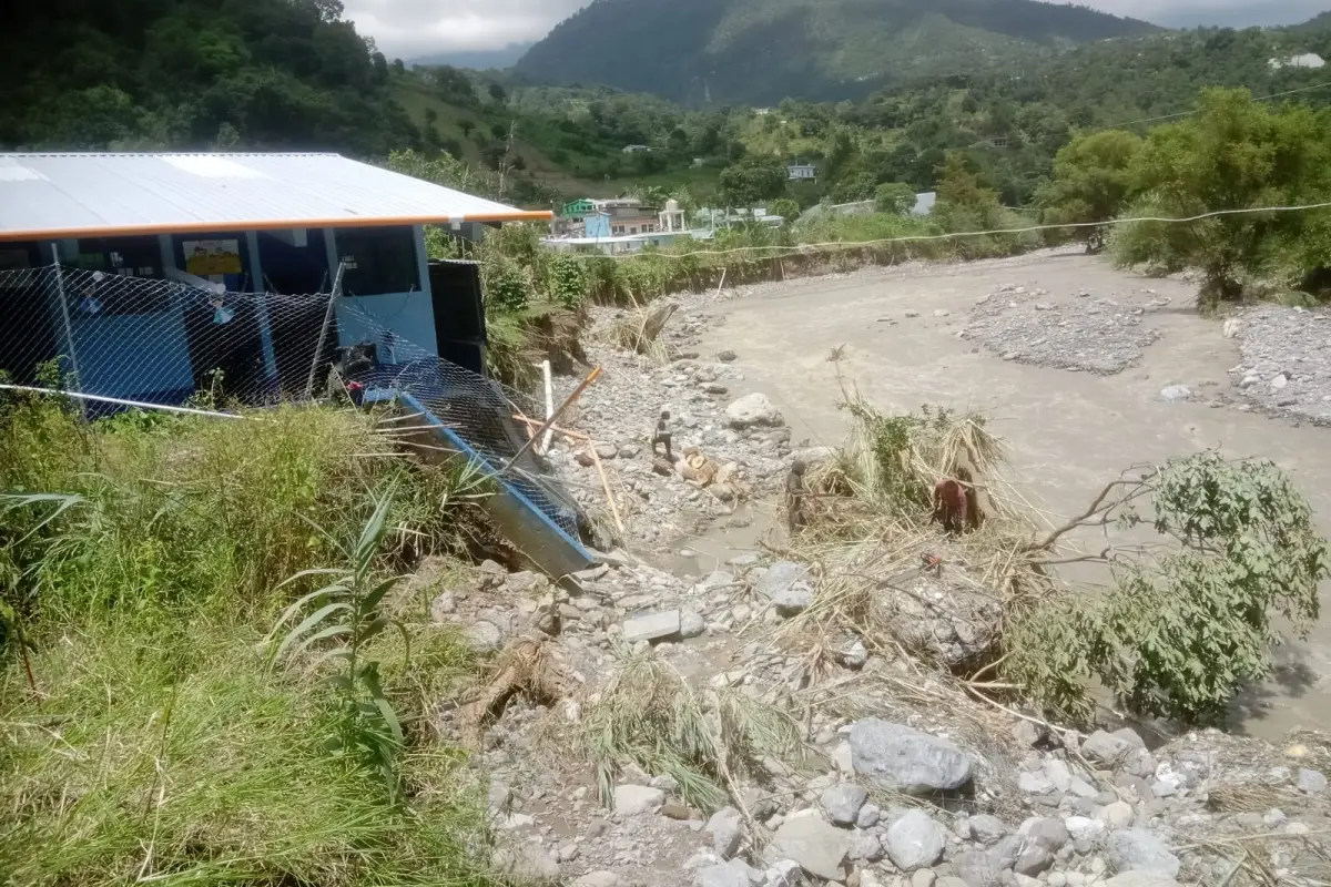 Las lluvias dañaron un muro perimetral en una escuela de la aldea Pueblo Viejo, Huehuetenango.