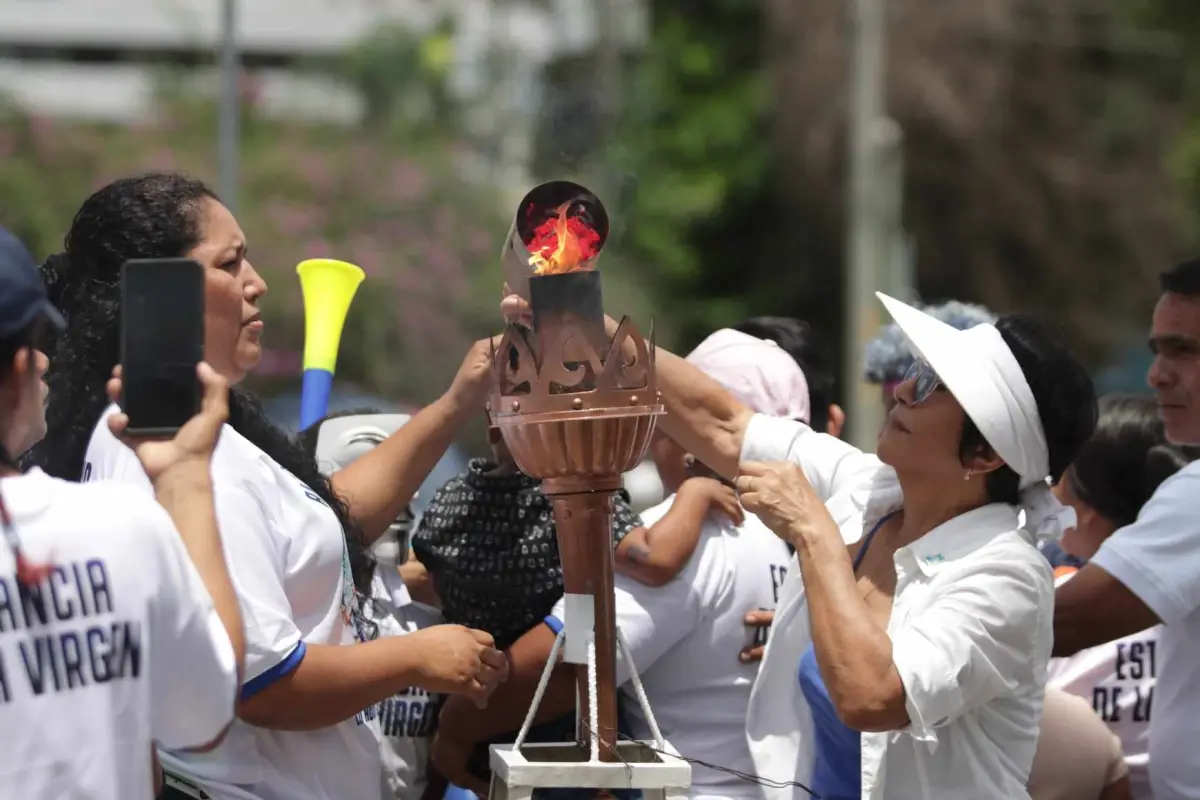 Los guatemaltecos acudieron a El Obelisco para encender el fuego patrio. Foto; Álex Meoño.