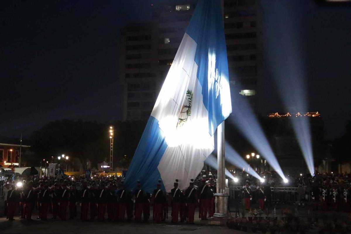 Guatemala celebra 203 años de Independencia con 21 cañonazos
