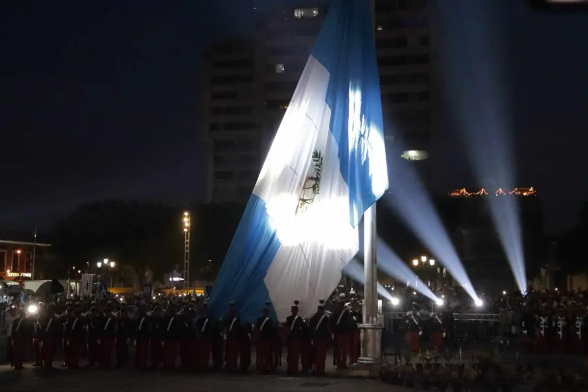 Emotivo fue el momento en el que se izó la Bandera en la Plaza de la Constitución. Foto: Álex Meoño.