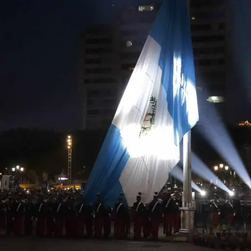 Emotivo fue el momento en el que se izó la Bandera en la Plaza de la Constitución. Foto: Álex Meoño.