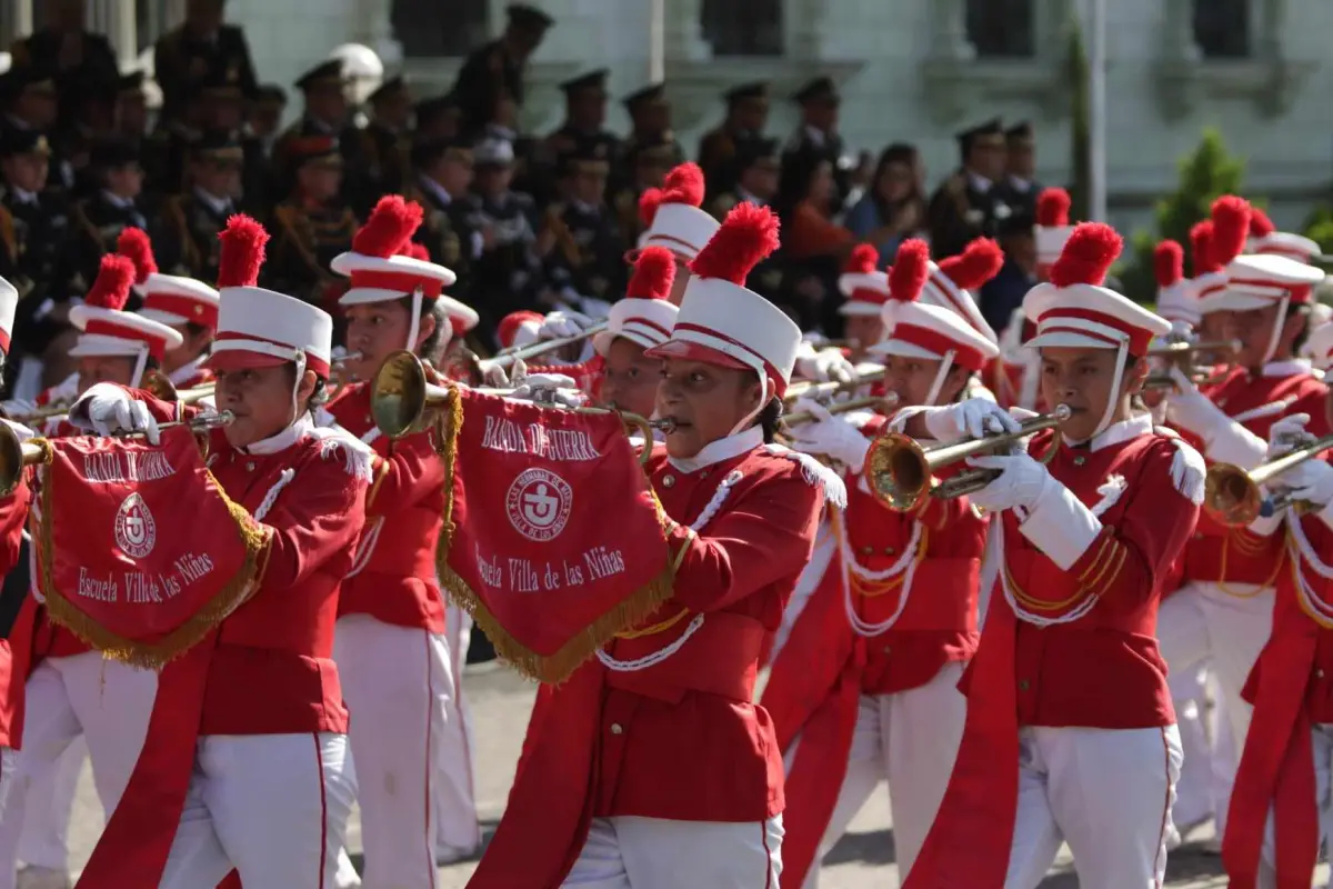 Las bandas escolares desfilan en todo el país este domingo. Foto: Álex Meoño. 