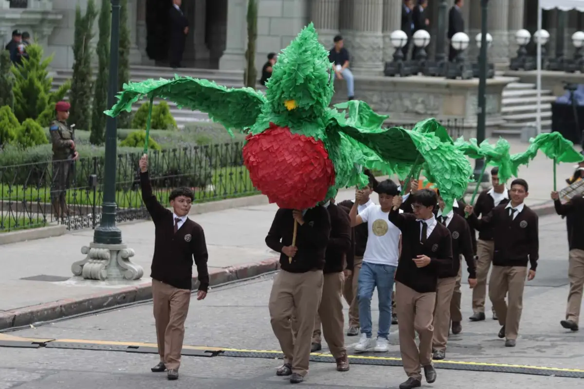 Las bandas escolares también llenaron de color las calles del Centro Histórico. Foto: Álex Meoño.