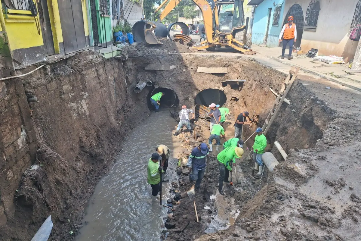 Las lluvias también causaron un hundimiento en la colonia Pablo Sexto el viernes pasado. Foto: Conred.