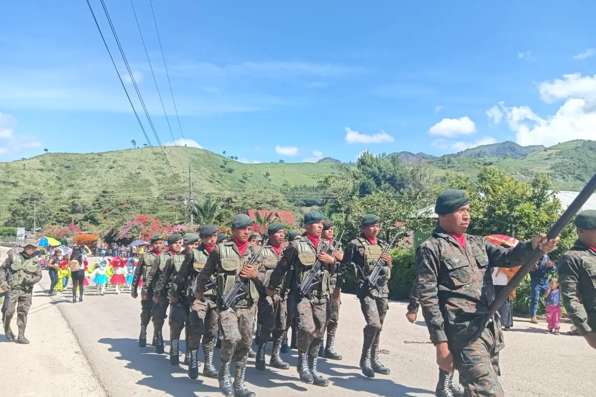 La Quinta Brigada de Infantería desfiló en las calles de la aldea Las Palmas de Nentón, Huehuetenango. Foto: Ejército de Guatemala.