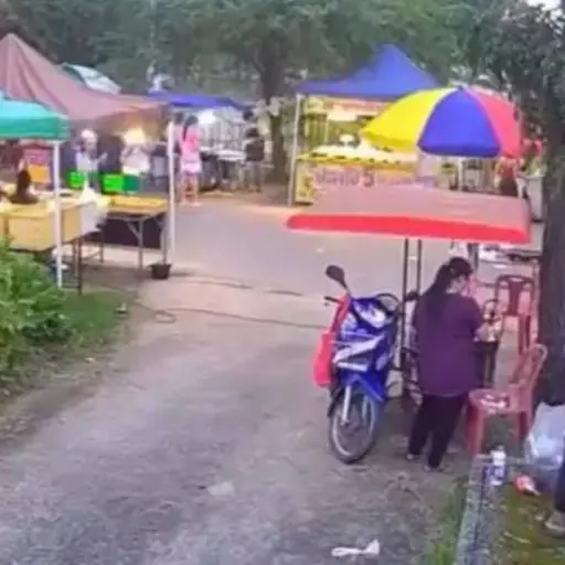 mujer-cae-fondo-tragante-puesto-de-comida ,