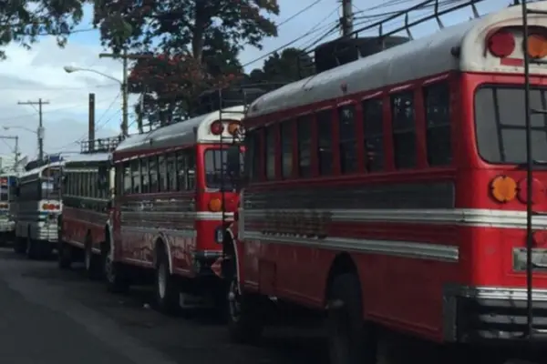 Transporte extraurbano suspende manifestación y se mantiene en asamblea permanente