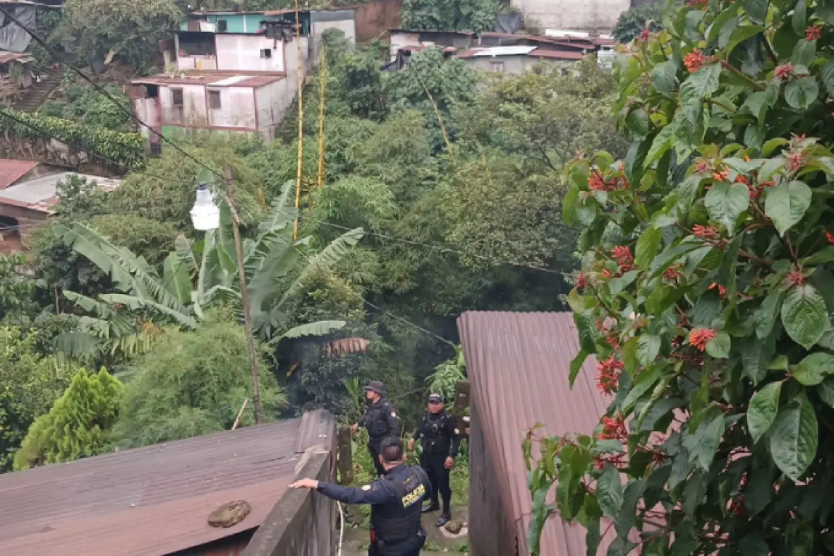 La policía mantuvo presencia en el perímetro de inmuebles donde podría encontrarse el presunto atacante. Foto: PNC