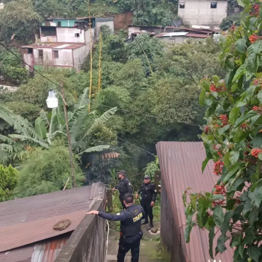 La policía mantuvo presencia en el perímetro de inmuebles donde podría encontrarse el presunto atacante. Foto: PNC