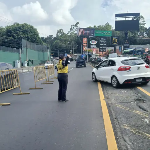 Agentes de la PMT de Santa Catarina Pinula y de Provial dan apoyo en el área. Foto: PMT. 