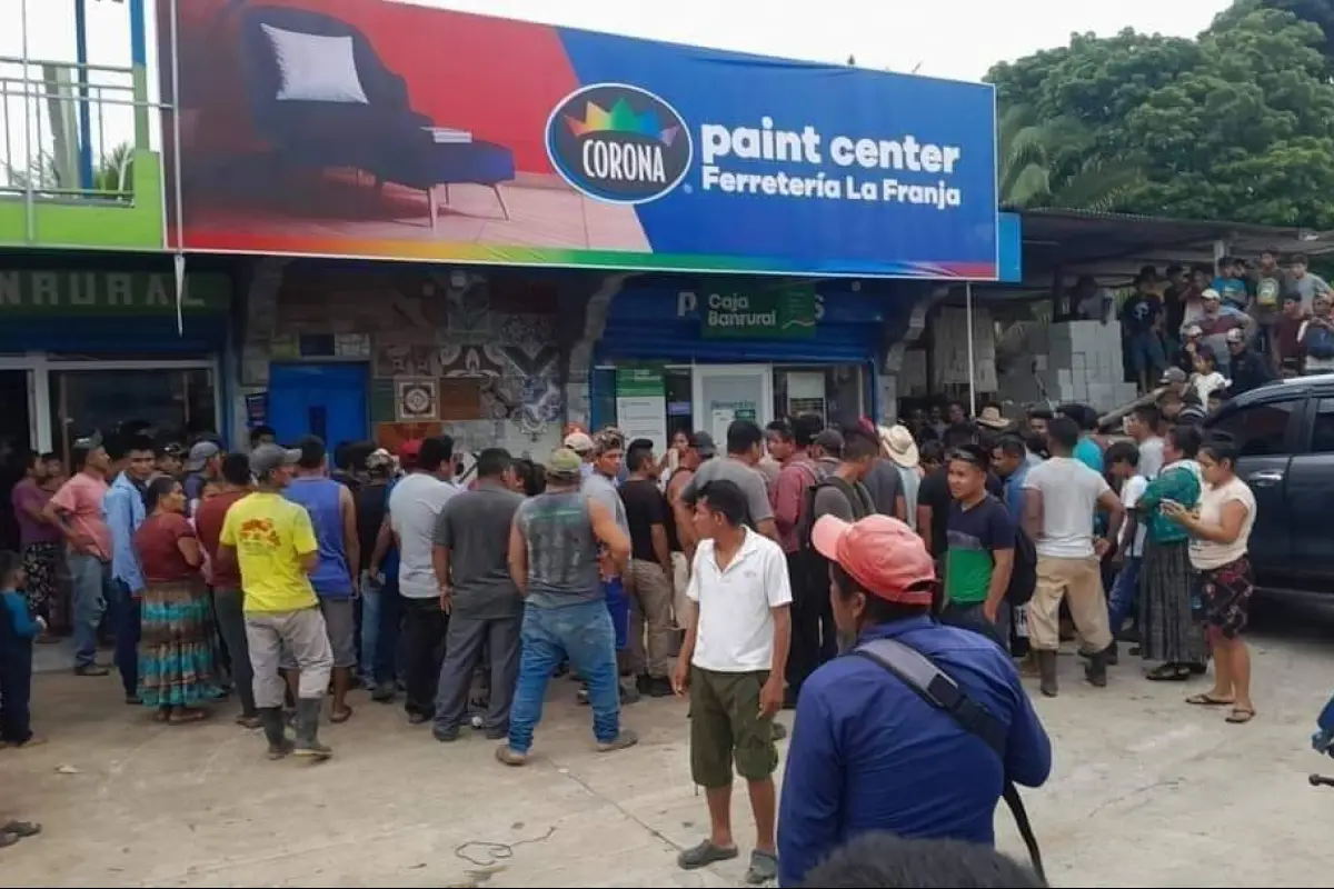 El sicario cometió el crimen en una zona comercial. Foto compartida por usuarios en redes sociales.