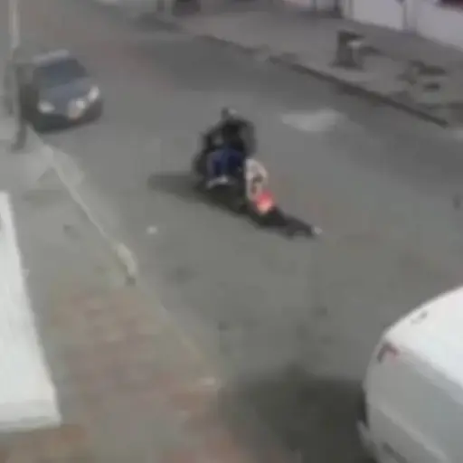 delincuentes-en-moto-arrastran-a-mujer ,