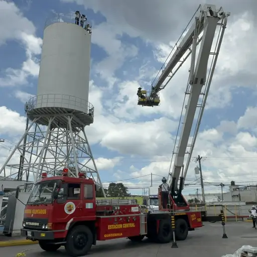 Técnicos en urgencias médicas dieron los primeros auxilios a los trabajadores afectados. Foto: Bomberos Voluntarios.