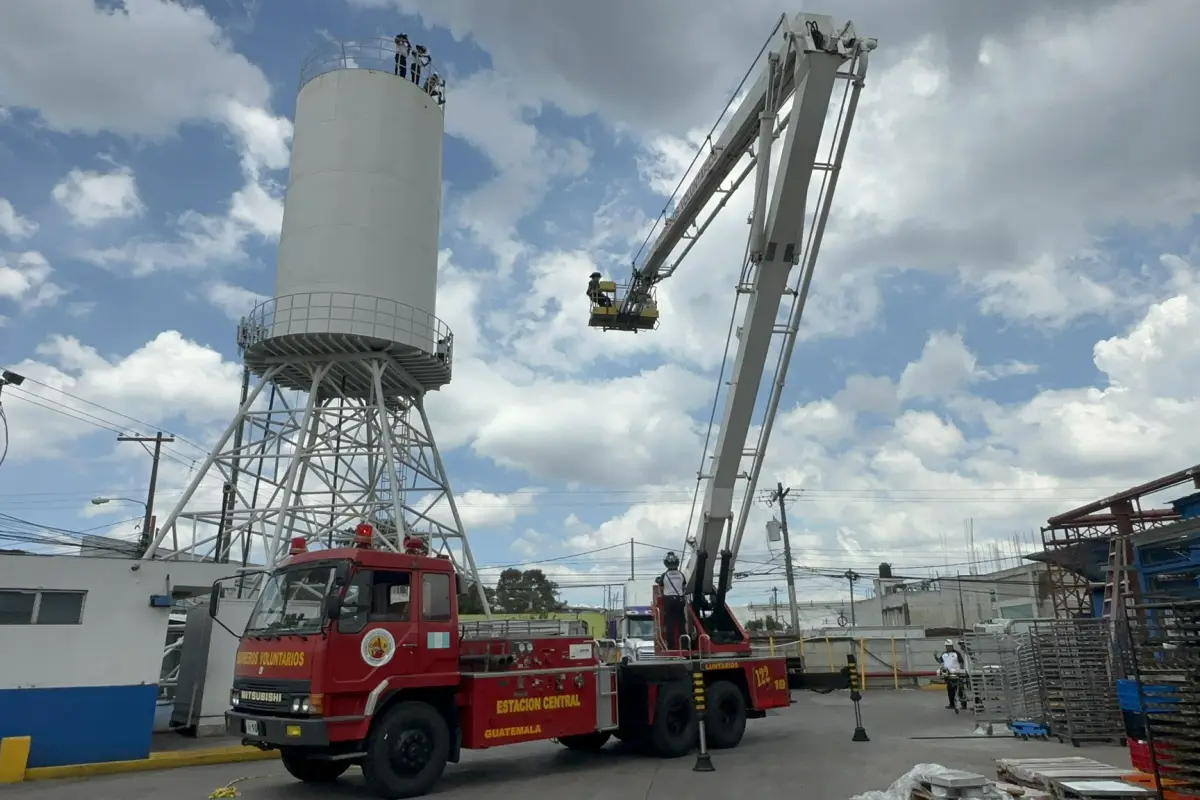 Rescate-en-tanque-elevado-en-Nueva-Montserrat.jpeg, 