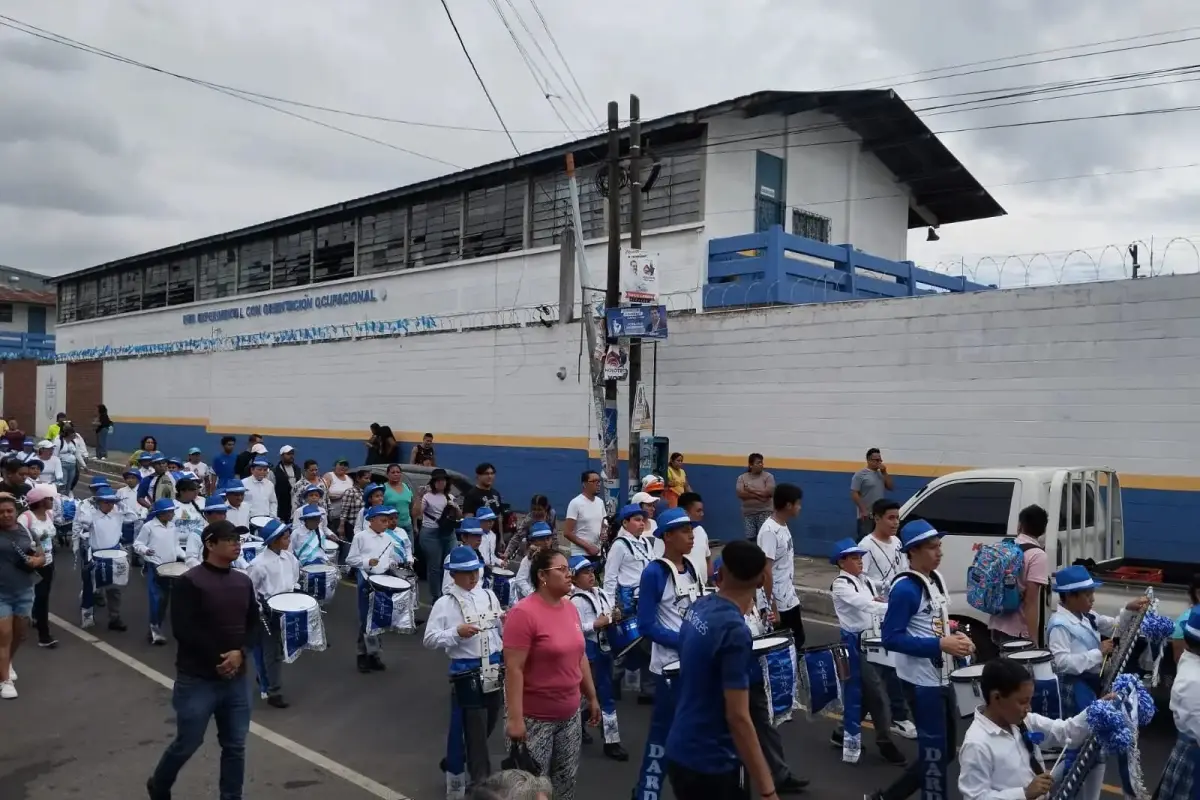 Diferentes centros escolares hacen recorridos por las calles del municipio. Foto: PMT de Villa Nueva.