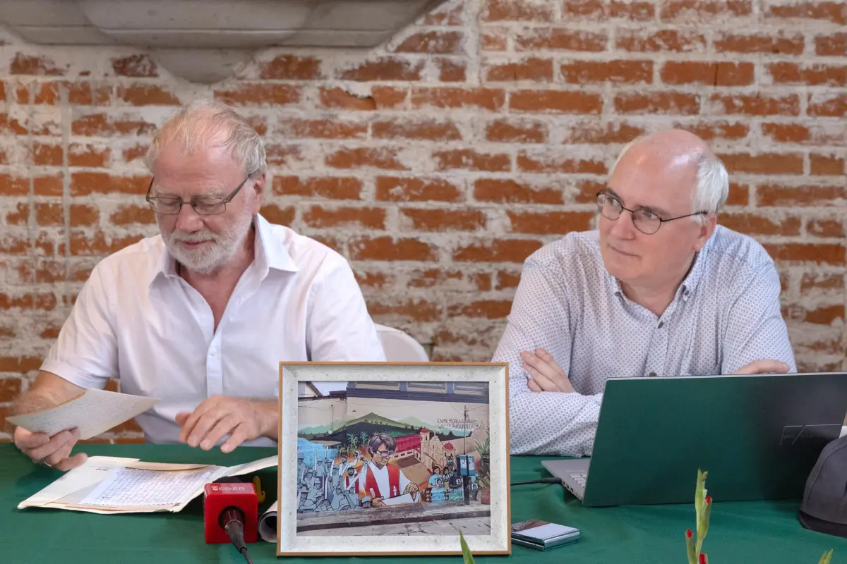 El presidente de la organización civil Guatebelga, Ralph Allert (i) y Carlos Colson, sobrino del sacerdote Walter Woordeckers, asesinado en Guatemala cuando salía de su parroquia en mayo de 1980, participan en una conferencia de prensa este martes en Ciud