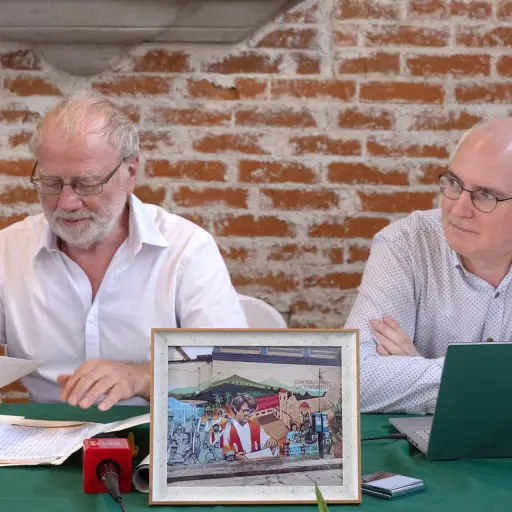 El presidente de la organización civil Guatebelga, Ralph Allert (i) y Carlos Colson, sobrino del sacerdote Walter Woordeckers, asesinado en Guatemala cuando salía de su parroquia en mayo de 1980, participan en una conferencia de prensa este martes en Ciud