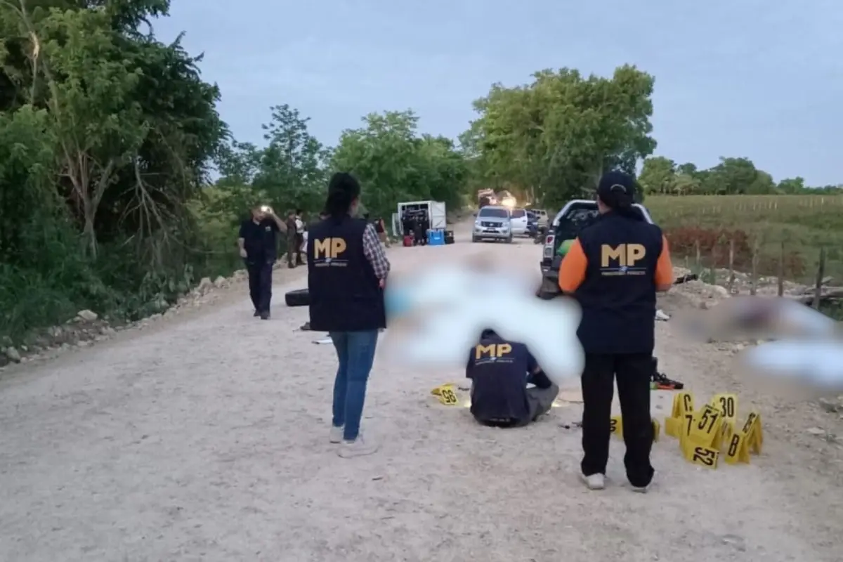 Peritos del MP trabajan en el escenario del crimen durante la noche y madrugada. Foto: MP.