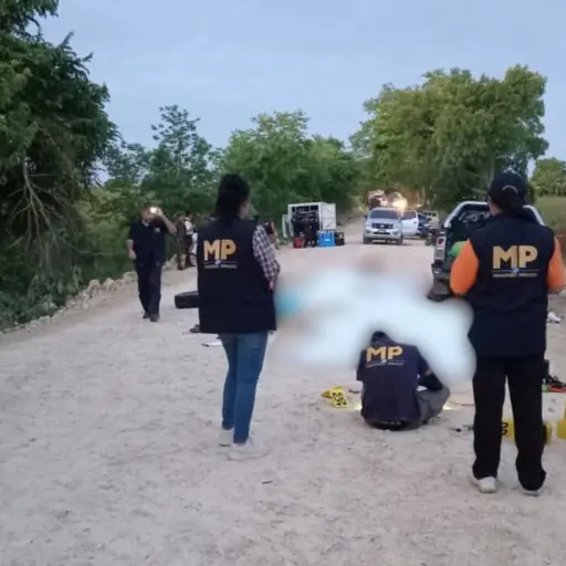 Peritos del MP trabajan en el escenario del crimen durante la noche y madrugada. Foto: MP.