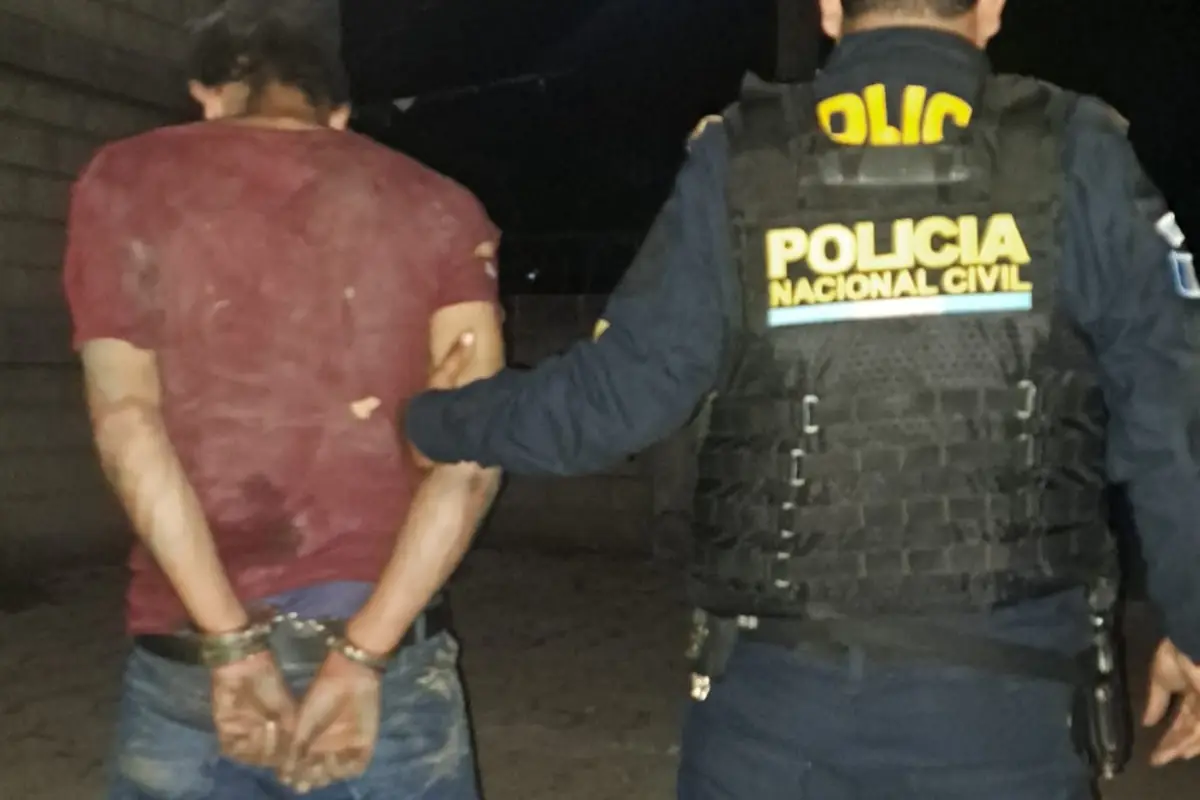 El agresor fue llevado a un juzgado de turno, mientras que el machete fue decomisado. Foto: PNC.