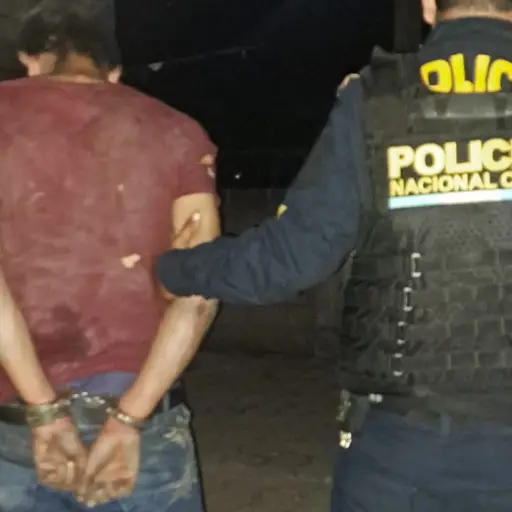 El agresor fue llevado a un juzgado de turno, mientras que el machete fue decomisado. Foto: PNC.