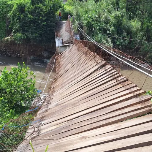 Los daños de la estructura afectaron directamente la base. Foto: Conred.