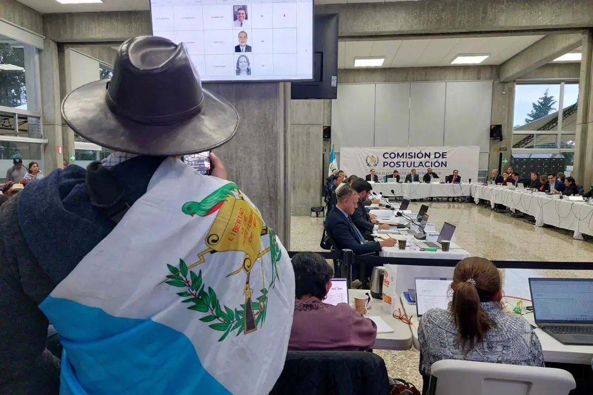 Cientos de guatemaltecos acudieron a la sede de la Postuladora para presenciar la votación. Foto Álex Meoño.