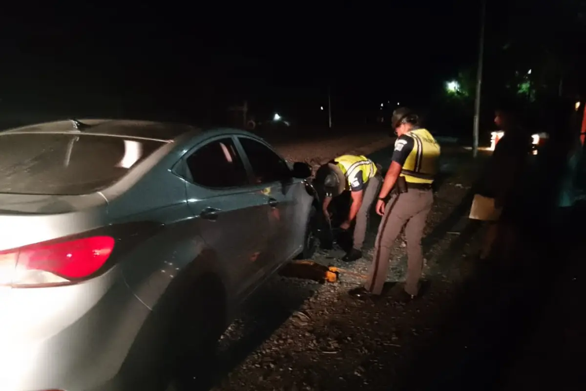 Provial atendió a los ocupantes de un carro que se averió en la CA9 Norte. Foto: Provial.