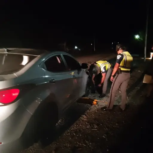 Provial atendió a los ocupantes de un carro que se averió en la CA9 Norte. Foto: Provial.