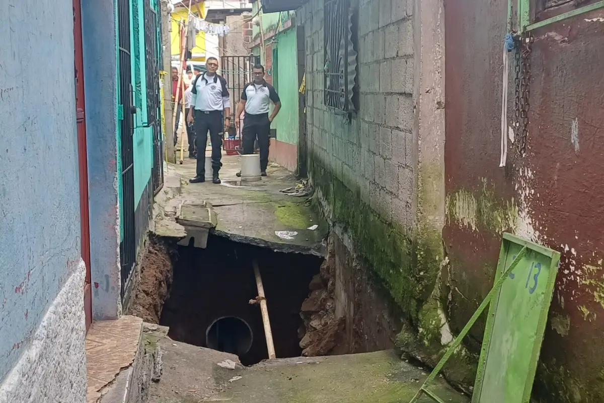 Bomberos acudieron al barrio El Gallito, zona 3 capitalina, para evaluar el orificio.