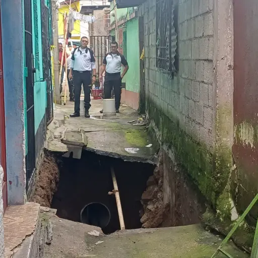 Bomberos acudieron al barrio El Gallito, zona 3 capitalina, para evaluar el orificio.