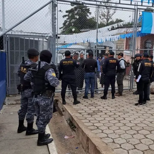 Las autoridades buscan objetos ilícitos en los centros de reclusión. Foto: PNC.