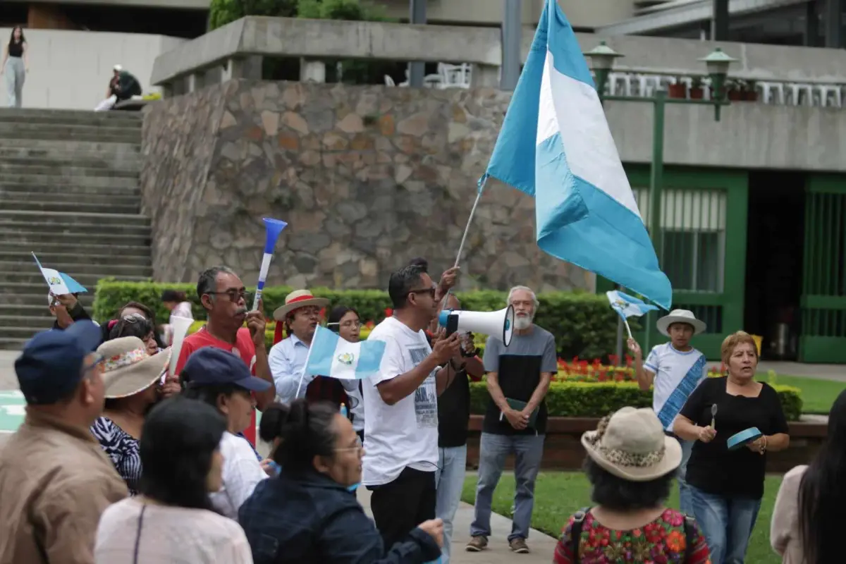 Un grupo de manifestantes hizo sonar cacerolas y pidió excluir a personajes que consideran cuestionables. Foto: Alex Meoño.