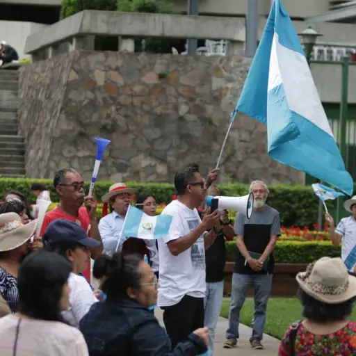 Un grupo de manifestantes hizo sonar cacerolas y pidió excluir a personajes que consideran cuestionables. Foto: Alex Meoño.