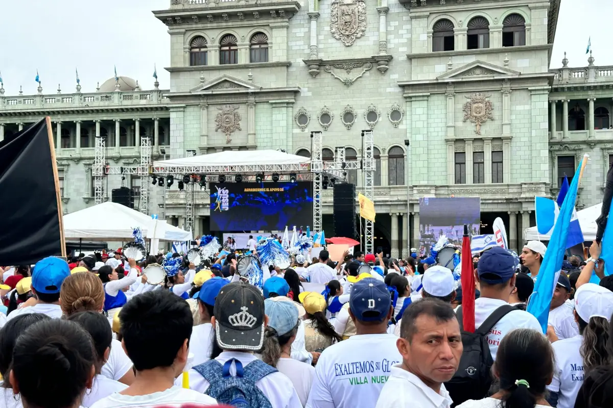 Grupos evangélicos abarrotaron la Plaza de la Constitución en la Marcha para Jesús. Foto cortesía de Rolando Girón.