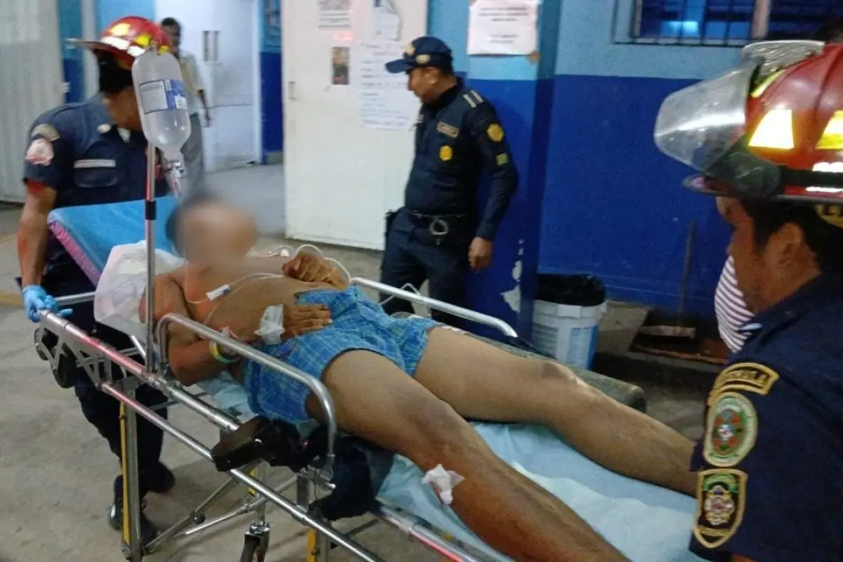 El detenido fue ingresado a la emergencia con heridas de bala. Foto PNC. 