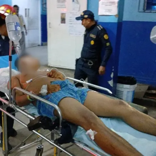 El detenido fue ingresado a la emergencia con heridas de bala. Foto PNC. 