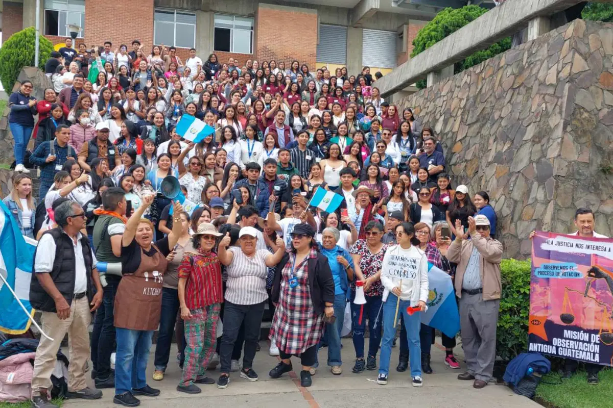 Guatemaltecos acudieron a la jornada de hoy en la URL para manifestar pacíficamente. Foto: Alex Meoño.