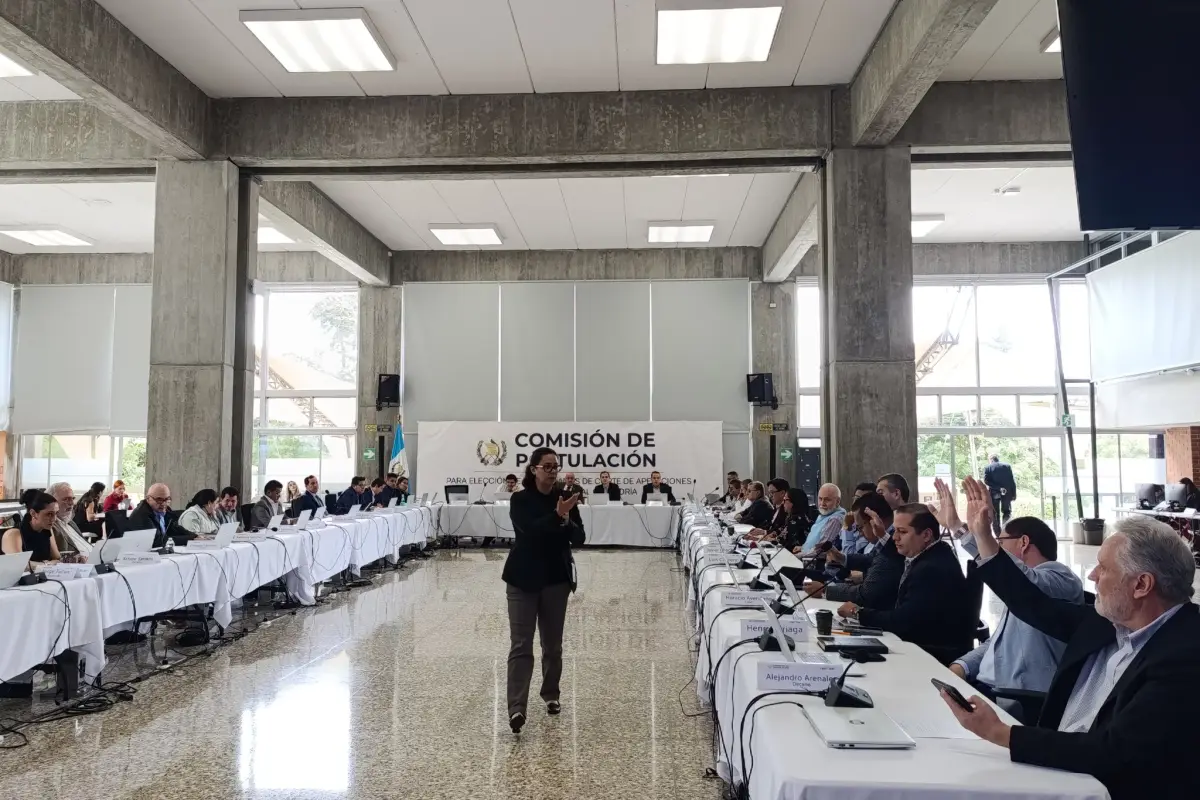 Como es costumbre, la reunión se inició con el repaso de la lista de los comisionados. Foto: Guatemala Visible.