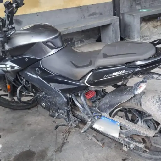 Los uniformados registraron al joven, al considerarlo sospechoso porque intentaba ocultarse. Foto: PNC.