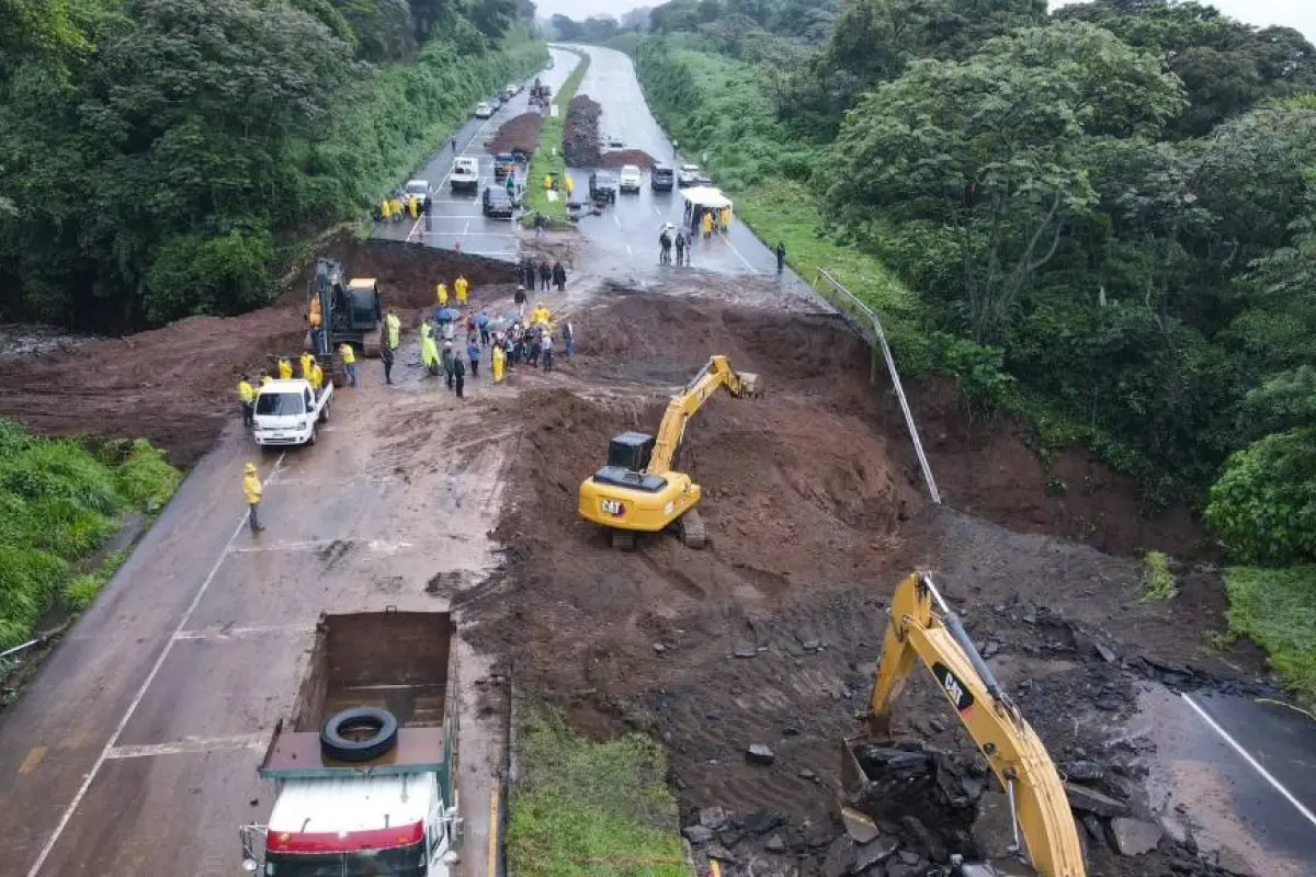 Así lucía el tramo afectado de la autipista Palín-Escuintla cuando empezó el problema del km. 44., Archivo.