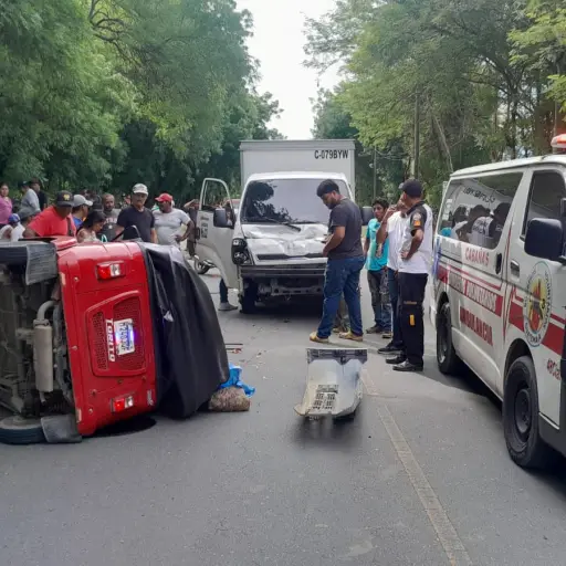 Los cuerpos de socorro atendieron una colisión en el ingreso a Cabañas, Zacapa. Foto: Bomberos Voluntarios.